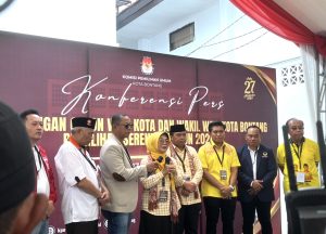 Konferensi pers paslon Neni Moerniaeni-Agus Haris di halaman kantor KPU Kota Bontang, Rabu 28 Agustus 2024 (aset: agu/katakaltim)