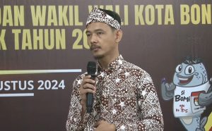 Ketua KPU Kota Bontang Muzarroby Renfly saat menyambut kedatangan bapaslon kepala daerah pada Rabu 28 Agustus 2024 (aset: youtube/KPU Bontang)