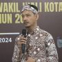 Ketua KPU Kota Bontang Muzarroby Renfly saat menyambut kedatangan bapaslon kepala daerah pada Rabu 28 Agustus 2024 (aset: youtube/KPU Bontang)