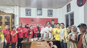 Ketua DPC PDIP Kutim, Agiel Suwarno serahkan rekomendasi bagi pasangan KB-Kinsu untuk maju di Pilkada 2024, Selasa (27/8). (aset: caca/katakaltim)