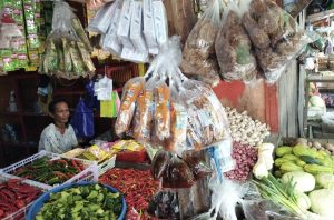 Pedagang di pasar Rawa Indah Kota Bontang (aset: Sunardi/katakaltim)