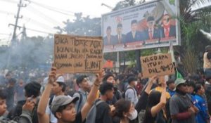 Ilustrasi. Aliansi Mahasiswa Kalimantan Timur Gelar Aksi Demonstrasi Berakhir Ricuh Depan Kantor DPRD Kaltim (CNN Indonesia/Yuda)