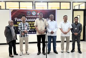 KPU Bontang mendampingi bapaslon Basri-Chusnul dalam konferensi pers usai pemeriksaan kesehatan di RSUD Taman Husada Bontang (aset: katakaltim)