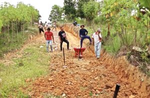 Warga Balikpapan saat memperbaiki akses jalan menuju kebun-kebun mereka (aset: hilman/katakaltim)