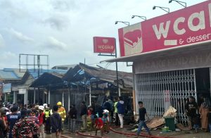 Toko Wcake turut terdampak akibat 2 toko yang terbakar di sampingnya, Minggu (1/9). (aset: caca/katakaltim)