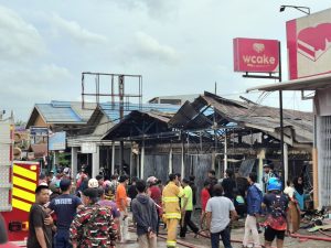 Proses pemadaman 2 toko di Jalan Yos Sudarso 1 Sangatta Utara yang hangus dilalap Si Jago Merah, Minggu (1/9). (aset: caca/katakaltim)