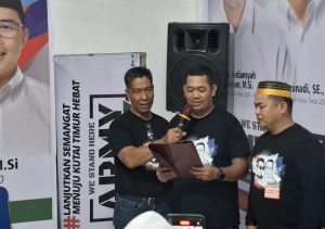 Ketua Relawan Palopo For Army, Olan bersama Sekretaris Ismaun Sirmah, bacakan naskah deklarasi dukungan. (aset: caca/katakaltim)