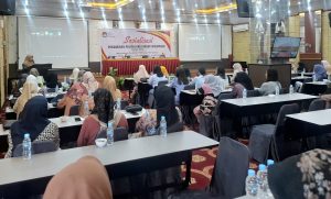 100 perempuan dari berbagai latar belakang profesi, menjadi peserta sosialisasi pendidikan politik bagi kaum perempuan yang digelar KPU Kutai Timur (Kutim), Rabu (11/9) di Hotel Royal Victoria. (aset: caca/katakaltim)