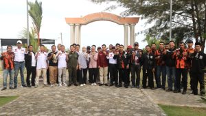 Ormas dan elemen masyarakat Se Kabupaten Penajam Paser Utara (PPU) menggelar deklarasi damai Mengusung tema “Dengan Semangat Bhineka Tunggal Ika Kita Wujudkan PPU Damai dan Aman Menuju Indonesia Emas” yang digelar di Pendopo Pantai Istana Amal, Kabupaten PPU, Rabu (25/9/2024) (aset: katakaltim)