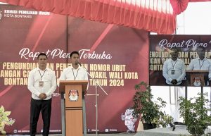 Paslon kepala daerah Kota Bontang Sutomo Jabir dan Nasrullah usai pengambilan nomor urut di KPU Bontang (aset: ali/katakaltim)