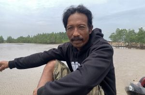 Salah satu pengunjung Pantai Kenyamukan, Sangatta, Kutai Timur (aset: Ainun/katakaltim)