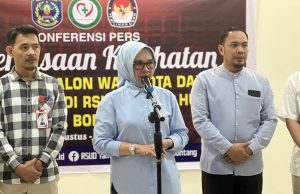 KPU Bontang mendampingi bapaslon Najirah-Aswar melakukan konferensi pers usai melakukan pemeriksaan kesehatan (aset: Sandi/katakaltim)