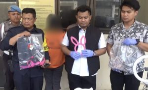 Satipidter Polresta Balikpapan tangkap seorang wanita inisial SR (25), warga yang tinggal di Kelurahan Gunung Sari Ulu, Balikpapan Tengah yang diduga menawarkan judi online tanpa mengenakan busana di sebuah aplikasi secara online (aset: hilman/katakaltim)