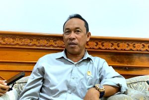 Legislator Kutim, Ahmad Sulaiman, sampaikan ingin perjuangkan tenaga pendidik agama di Perlemen Kutim, Senin (3/9). (aset: caca/katakaltim)