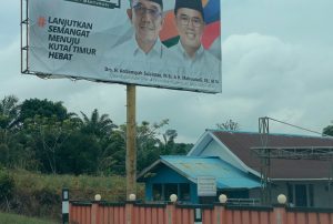 Bawaslu Kutim tindaklanjuti mega banner Bapaslon kepala daerah Kutai Timur Ardiansyah Sulaiman dan Mahyunadi terpasang tepat di depan Kantor Desa Teluk Pandan (ist)