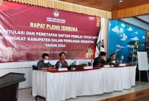 Rapat Pleno Terbuka Penetapan DPT Pilkada 2024 oleh KPU Kubar di Hotel Sidodadi Sendawar. (aset: hadi/katakaltim)