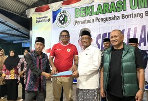 Basri Rase bersama Chusnul Dhihin, Udin Mulyono saat menghadiri deklarasi UMKM di Halal Square, Jumat 13 September 2024 (aset: katakaltim)