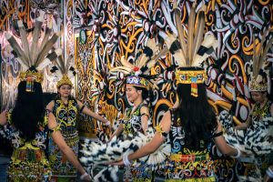 Tarian Dayak di Lamin Adat Desa Budaya Pampang (aset: Sandy Leo, National Geographic Indonesia Hub)