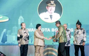 Wali Kota Bontang Basri Rase Kembali Raih Penghargaan Green Leadership Nirwasita Tantra 2023 (aset: ist)