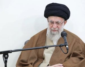 Rahbar atau pemimpin tertinggi Republik Islam Iran, Ayatollah Ali Khamenei kini dipindahkan ke tempat aman oleh pihak Iran (aset: @/Rehbar-e-moazzam)