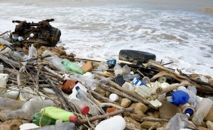 Tumpukan sampah di pinggiran laut (aset: katakaltim)