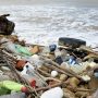 Tumpukan sampah di pinggiran laut (aset: katakaltim)