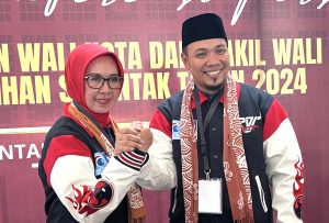 Bapaslon kepala daerah Kota Bontang, Najirah dan Muhammad Aswar usai mendaftarkan diri di KPU Bontang (aset: katakaltim)