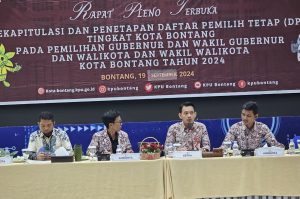 Rapat Pleno terbuka rekapitulasi dan penetapan DPT pada pemilihan Gubernur dan Wakil Gubernur, Wali Kota dan Wakil Walikota Kota Bontang tahun 2024, yang berlangsung di Kelurahan Guntung, Kecamatan Bontang Utara, Kamis 19 September 2024 (aset: KPU Bontang)