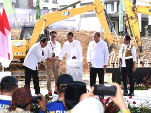 Presiden Joko Widodo (Jokowi) melakukan peletakan batu pertama (groundbreaking) Teras Hutan Ibu Kota Nusantara by Plataran yang berada di kawasan Ibu Kota Nusantara (IKN), Rabu (25/9/2024) (aset: OIKN)