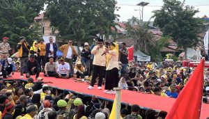 Neni Moerniaeni bersama Agus Haris saat melakukan pesta rakyat (aset: sandi/katakaltim)