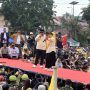 Neni Moerniaeni bersama Agus Haris saat melakukan pesta rakyat (aset: sandi/katakaltim)