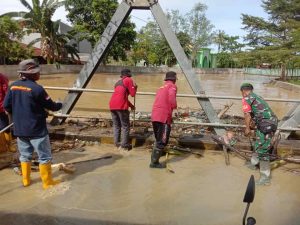 Babinsa Koramil 0908- 01/Loktuan, Kodim 0908/Bontang bersama warga gotong royong bersihkan sampah di bawah jembatan, Jum'at (18/10/2024). (aset: yub/katakaltim)