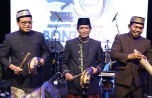 Pjs Wali Kota Bontang Munawwar saat membuka gelaran Festival Kebangsaan 2024 yang digelar Badan Kesatuan Bangsa dan Politik (Kesbangpol) Kota Bontang dalam rangka menyambut HUT ke-25 Kota Bontang. Berlangsung di Lapangan Tanjung Laut, Bontang Selatan, Selasa (8/10/2024) malam. (Aset: sandi/katakaltim)