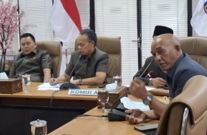 Legislator Muhammad Yusuf (kanan) meminta keterangan soal stunting pada Dinas Kesehatan, saat Rapat Komisi A DPRD Bontang, Senin (21/10). (aset: caca/katakaltim)