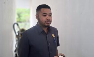 Ketua Komisi C DPRD Bontang, Alfin Rausan Fikry, beri komentar soal tidak meratanya pembangunan infrastruktur di Bontang (aset: caca/Katakaltim)