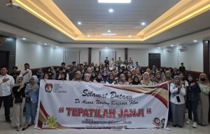 KPU Kutim rayakan sumpah pemuda dengan agenda Goes to Campus nobar film 'Tepatilah Janji' di STIES, Senin (28/10). (aset: caca/katakaltim)