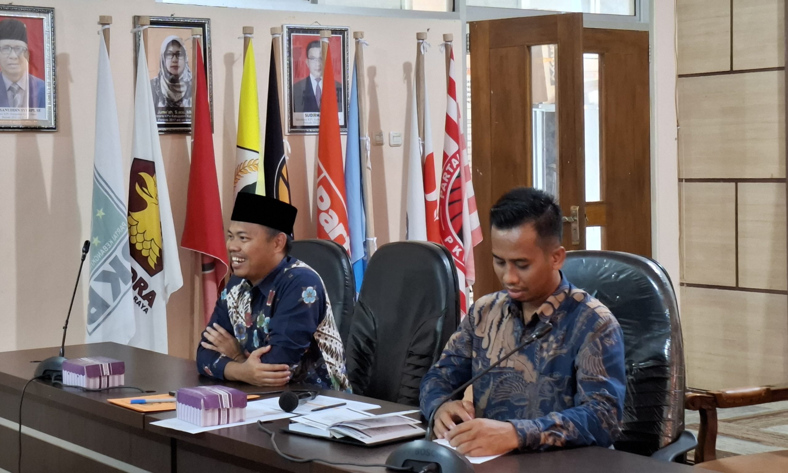 Koordinator Divisi Partisipasi Masyarakat dan Sumber Daya Manusia KPU Kutim, Abdul Manab dan Kordinator Divisi Hukum, Budi Wibowo (aset: caca/katakaltim)