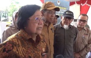 Menteri Lingkungan Hidup dan Kehutanan (LHK) Siti Nurbaya Bakar usai meresmikan Pusat Plasma Nutfah Nasional di Kelurahan Mentawir, Penajam Paser Utara (PPU), Selasa (15/10/2024) (aset: hilman/katakaltim)