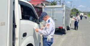 Dinas Perhubungan (Dishub) Kota Balikpapan bersama Satuan Lalu Lintas (Satlantas) Polres Balikpapan menggelar kegiatan razia gabungan kendaraan di Jalan Mulawarman (aset: hilman/katakaltim)