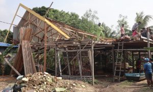 Rumah warga yang rusak akibat angin puting beliung di Kota Bontang (aset: yub/katakaltim)