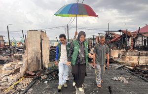 Wakil Ketua DPRD Kota Bontang Sitti Yara berkunjung ke lokasi kebakaran di Kelurahan Loktuan Kamis 24 Oktober 2024 (aset: yub/katakaltim)