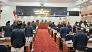 Pemerintah Kota (Pemkot) Bontang bersama DPRD Bontang menggelar rapat paripurna ke-7 masa sidang 1 dalam rangka memperingati hari ulang tahun (HUT) ke-25 Kota Bontang, Sabtu (12/10/2024) berlangsung di ruang paripurna DPRD. Mengusung tema “Mendayung Bersama untuk Bontang Hebat dan Beradab” (aset: caca/katakaltim)