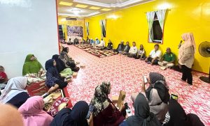 Calon Wali Kota Bontang Neni Moerniaeni saat melakukan kampanye di Bontang Kuala, Kecamatan Bontang Selatan, Kota Bontang, Minggu 13 Oktober 2024 (aset: agu/katakaltim)