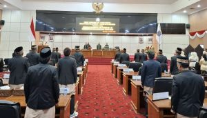 Rapat paripurna (Rapur) ke-7 masa sidang 1 dalam rangka memperingati hari ulang tahun (HUT) ke-25 Kota Bontang, Sabtu (12/10/2024) yang berlangsung di ruang paripurna DPRD denan tajuk “Mendayung Bersama untuk Bontang Hebat dan Beradab”. (aset: caca/katakaltim)