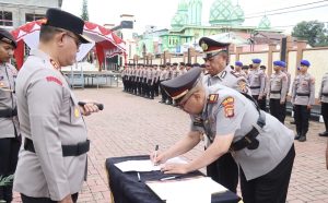 Polres Kutai Barat (Kubar) menggelar upacara pengambilan sumpah serta serah Terima jabatan (sertijab) Kepala Satuan Reserse Kriminal (Kasat Reskrim) dan Kepala Bagian Sumber Daya Manusia (Kabag SDM), Senin (30/09/24) (aset: hadi/katakaltim)