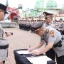 Polres Kutai Barat (Kubar) menggelar upacara pengambilan sumpah serta serah Terima jabatan (sertijab) Kepala Satuan Reserse Kriminal (Kasat Reskrim) dan Kepala Bagian Sumber Daya Manusia (Kabag SDM), Senin (30/09/24) (aset: hadi/katakaltim)