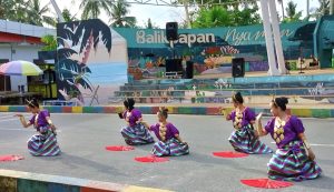 Dinas Pemuda Olahraga dan Pariwisata (Disporapar) Kota Balikpapan menyuguhkan Pesona Balikpapan berupa tari-taraian di Pantai Segara Sari, Manggar, Balikpapan Timur. (aset: sandi/katakaltim)