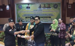 Dewan Pimpinan Daerah (DPD) Barisan Pertahanan Adat Suku Asli Kalimantan (Bapasak) Bontang resmi dilantik, di Aula Dispopar, Minggu (20/10/2024). (aset: yub/katakaltim)