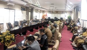 Rapat kerja perdana yang digelar pada Senin (21/10/2024) di Sekretariat DPRD Kota Bontang (aset: galang/katakaltim)