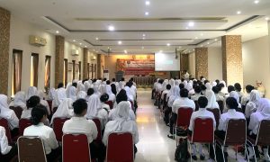 Sosialisasi Pendidikan Politik yang dilaksanakan Bakesbangpol Kota Samarinda, Senin (30/9/2024) di Aula Kampus Institute of Health Technology and Science Wiyata Husada Samarinda. (aset: katakaltim)